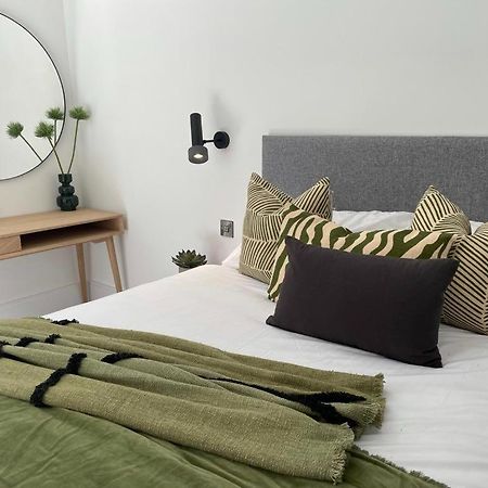 Brand New 3-Bedroom Home In Londres Exterior foto